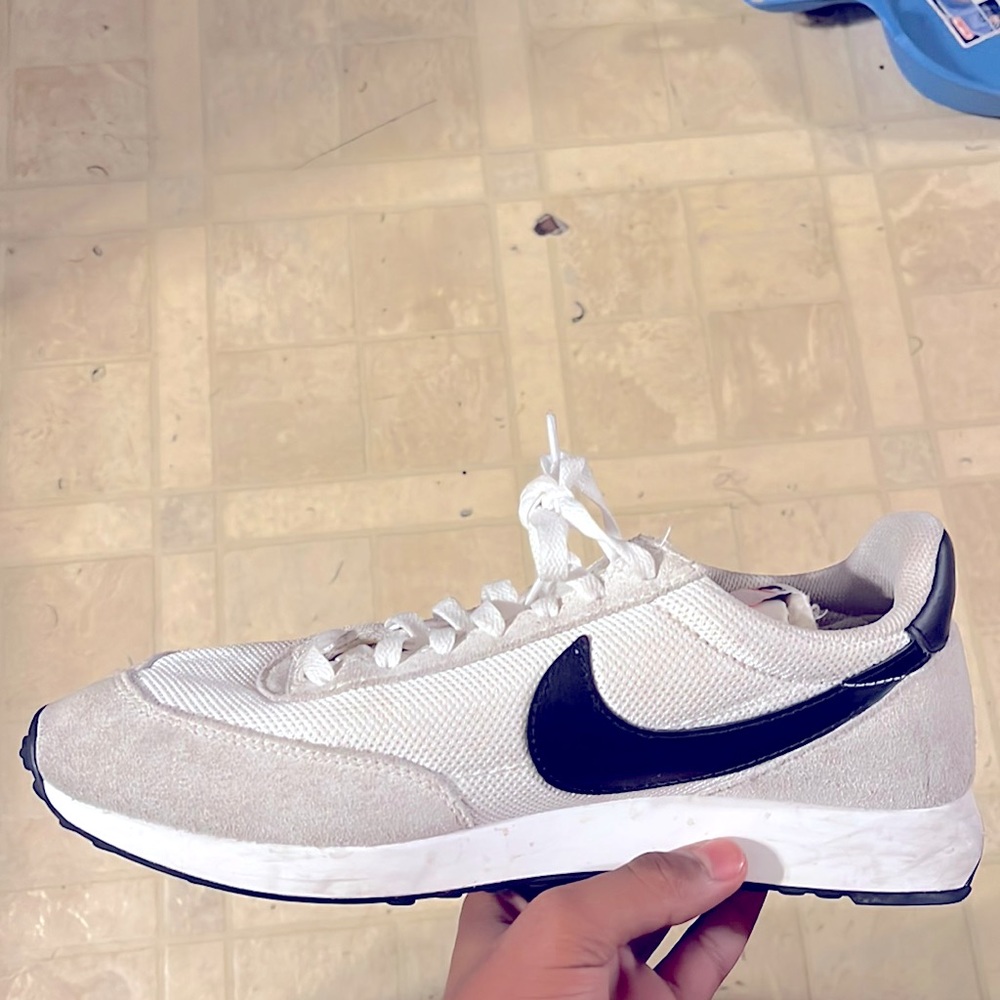I’m selling a pair of white Nikes blazer runners size 11   only wear once